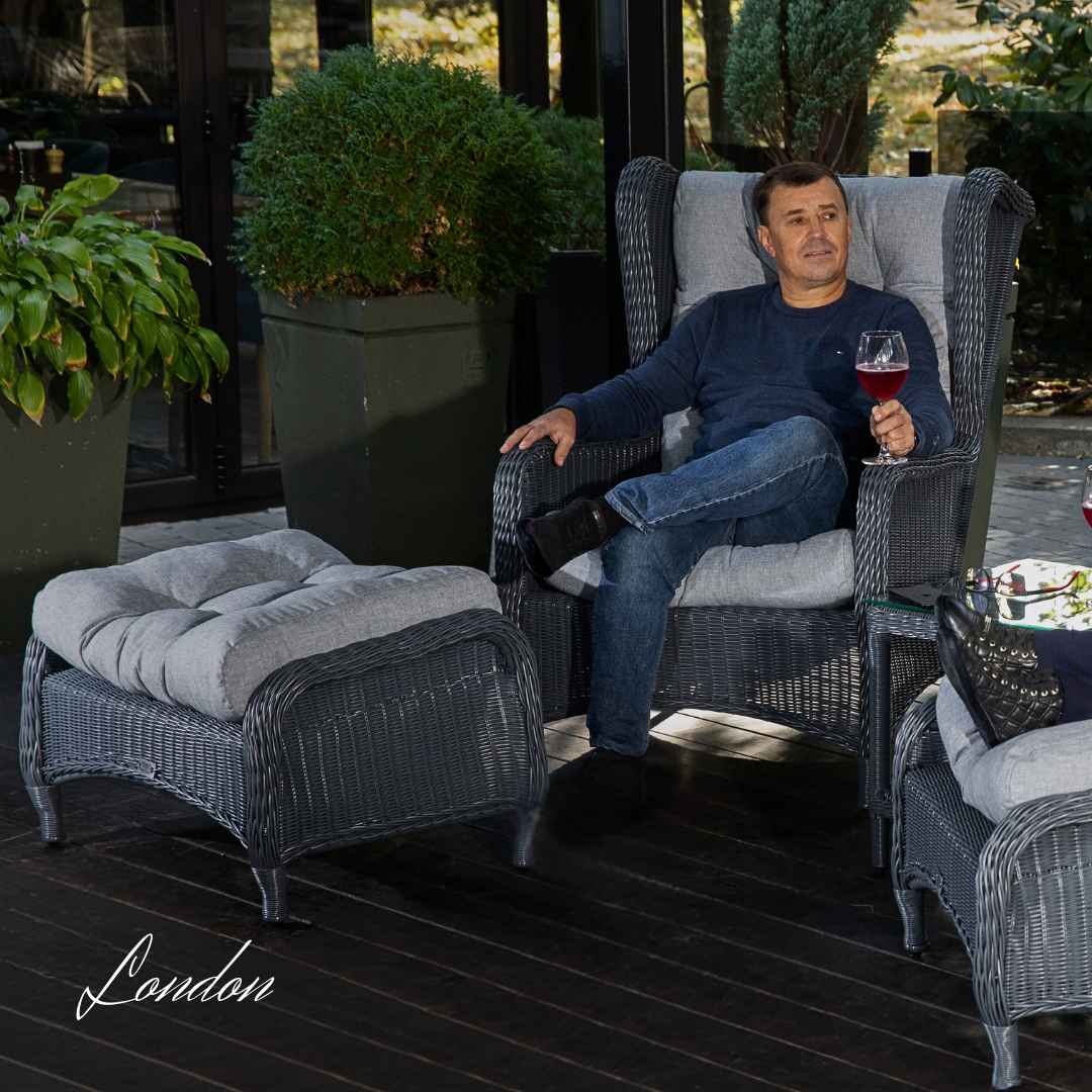 Zahradní sedací sestava LONDON LOUNGE Terico. Skládá se ze dvou velkých křesel, dvou podnožek a konferenčního stolku.